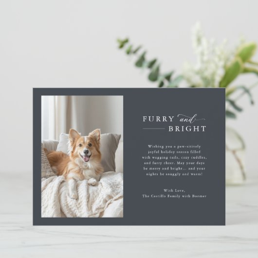 Furry & Bright Minimalistische Hond Kerst Donkere  Feestdagenkaart (Staand voorkant)