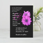 Fuschia Pink en Black Daisy Wedding Invitation Kaart (Staand voorkant)