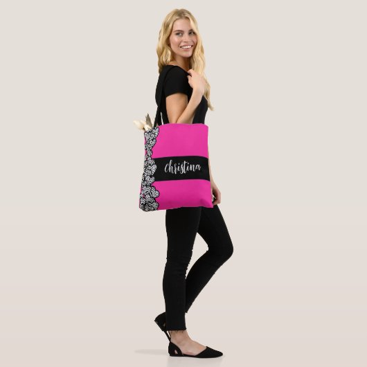 Fuschia roze zwarte witte zebra patroon hartnaam tote bag (Op model)