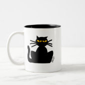 Fussy Black Cat met Amber Eyes Sitting Staring Tweekleurige Koffiemok (Links)