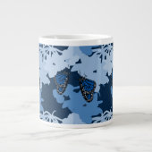 Fütternd Monarchschmetterling in Blau Grote Koffiekop (Voorkant)