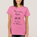Future Bride Pink T-shirt<br><div class="desc">Weddings by Rhoadie is de belangrijkste plaats voor unieke aangepaste producten! Vier je aanstaande bruiloft in dit bruid t-shirt. Dit roze katoenen shirt is voorzien van "December Bride" "Year" met The Future Mrs Jouw naam sjabloon geschreven in het zwart. Bestel er vandaag nog een!</div>