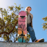 Futuristic Palm Skateboard Persoonlijke naamdekken<br><div class="desc">Palm Tree Futuristic Retro Design Skateboard Ontworpen door Dream Big Digital Design A tropical skateboard met een roze zonnebank abstract design.</div>