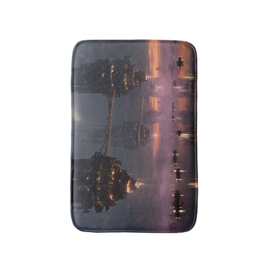 Futuristic towers floating above harbor badmat (Voorkant Verticaal)