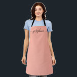 Fuzzy Peach Trendy Elegant Script Naam Schort<br><div class="desc">Ze zal van een gepersonaliseerd schort houden als ze die lekkers bakt,  heerlijke gerechten kookt of met haar planten werkt. Een perfect geschenk om haar talenten aan te moedigen. Zwart schrift voor de naam met lange staart versieringen. Fuzzy Peach kleur.</div>