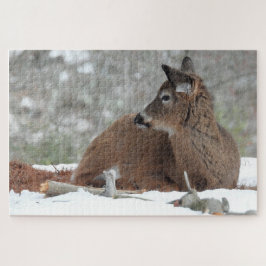 Fuzzy White Tailed Deer Fawn rustte in sneeuw Legpuzzel