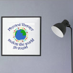 Fysieke therapie maakt de wereld rond poster<br><div class="desc">Fysieke therapie maakt de wereld rond. Een schattig geschenk voor fysiotherapeuten met een inspirerend citaat voor een PT.</div>