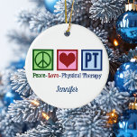 Fysieke therapie Vredesliefde PT Aangepast kerstfe Keramisch Ornament<br><div class="desc">Deze leuke fysieke kerstcadeau voor de fysiotherapeut bevat een  vredesteken,  hart en de letters PT. Een mooi,  gepersonaliseerd cadeau voor fysieke therapie. Peace Love Physical Therapy.</div>