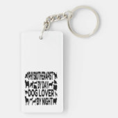 Fysiotherapeut bij dag Hondenliefhebber bij nacht Sleutelhanger (achterkant)