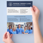 FysioTherapiekliniek Aangepast Logo Foto QR Flyer (Hand)