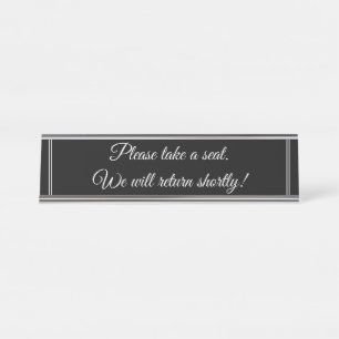 "Ga alsjeblieft zitten. We zullen binnenkort terug Bureau Naambordje