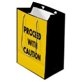 Ga door met voorzichtigheid verkeersbord medium cadeauzakje (Voorkant Gekanteld)