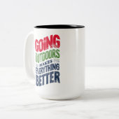 Ga naar buiten, het maakt alles beter tweekleurige koffiemok (Voorkant links)