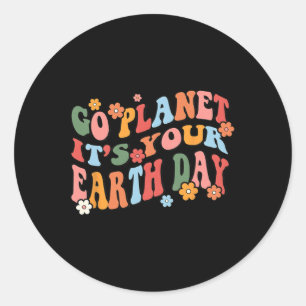 Ga naar de planeet met je Earth Day Retro Groovy Ronde Sticker