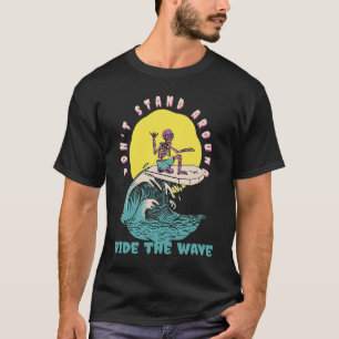 Ga niet om de golven heen en druk de surfer uit de t-shirt