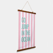 Ga springen in de oceaan roze Cabana Stripe Hangend Wandkleed (Gebogen)