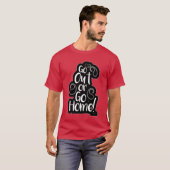 Ga uit of doe een home Funny Adventure Slogan T-shirt (Voorkant volledig)