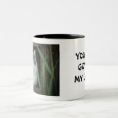 Ga van mijn gras af tweekleurige koffiemok (Center)