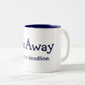 Ga weg. Ik ben op een deadline. (Mok) Tweekleurige Koffiemok (Voorkant rechts)