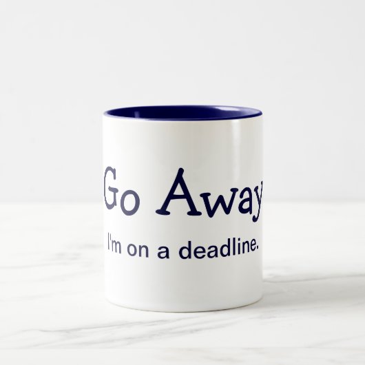 Ga weg. Ik ben op een deadline. (Mok) Tweekleurige Koffiemok (Center)