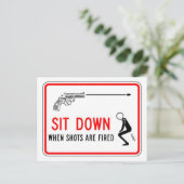 Ga zitten als er schot wordt afgevuurd briefkaart (Staand voorkant)