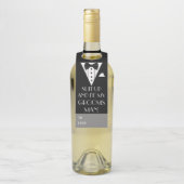 Ga zitten en wees mijn Groomsman Tuxedo Flessenhanger (Op fles)