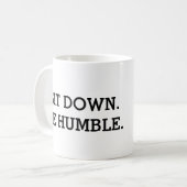 Ga zitten. Wees nederig. Mok (Voorkant links)