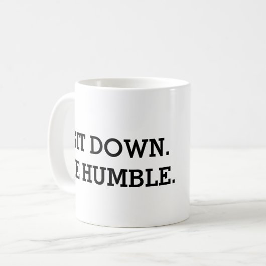 Ga zitten. Wees nederig. Mok (Voorkant links)