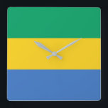 Gabon Flag Vierkante Klok<br><div class="desc">De Gabonese vlag is een horizontale drieband. De gebruikte kleuren in de vlag zijn blauw,  groen,  geel. Het aandeel van de Gabonese vlag bedraagt 3:4. De vlag van Gabon werd in 1960 aangenomen.</div>