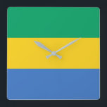 Gabon Flag Vierkante Klok<br><div class="desc">De Gabonese vlag is een horizontale drieband. De gebruikte kleuren in de vlag zijn blauw,  groen,  geel. Het aandeel van de Gabonese vlag bedraagt 3:4. De vlag van Gabon werd in 1960 aangenomen.</div>