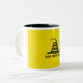 Gadsden Flag Tweekleurige Koffiemok (Voorkant links)