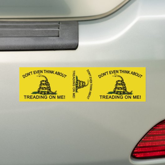 Gadsden vlag bijgewerkt bumpersticker (Op auto)