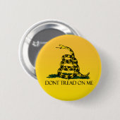 Gadsden vlag, gele achtergrond ronde button 5,7 cm (Voorkant /achterkant)