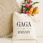 Gaga Oma Romeins cijfer jaar gevestigd Tote Bag<br><div class="desc">Dit strakke minimalistische tas is een moderne minimalistische canvas tas om een chique oma te vieren en heeft "Gaga" of uw oma-bijnaam in zwarte serif belettering. Aanpassen met het jaar dat ze een grootmoeder werd onder in elegante Romeinse cijfers voor een chique touch.</div>