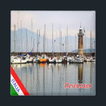 GAL034 DESENZANO, Gardameer, Italië, Koelkast Magneet<br><div class="desc">Hier vindt u het souvenir van uw vakantie. (GAL034 DESENZANO, Gardameer, Italië Koelkast magneet). Verras vrienden en familieleden met de unieke souvenirs van uw geweldige reis. Probeer ons. #LeoPepeDesign - Desenzano jachthaven en vuurtoren, Europa Italië Lombardije, Leopepedesign, Reisreis fototoerisme, cadeau souvenir gadget koelkast magneet.</div>