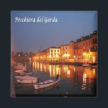 GAL095 PESCHIERA del GARDA, Italië, Koelkast Magneet<br><div class="desc">Hier vindt u het souvenir van uw vakantie. (GAL095 PESCHIERA del GARDA,  Italië Koelkast magneet). Verras vrienden en familieleden met de unieke souvenirs van uw geweldige reis. Probeer ons. #LeoPepeDesign - Meer en landschap 's nachts,  Europa Italië Veneto,  Leopepedesign,  Reisreis fototoerisme,  cadeau souvenir gadget koelkast magneet.</div>
