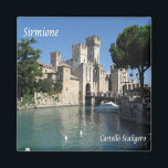 GAL111 SIRMIONE, Gardameer, Kasteel Scaligero, Magneet<br><div class="desc">Hier vindt u het souvenir van uw vakantie. (GAL111 SIRMIONE, Gardameer, Kasteel Scaligero Koelkast magneet). Verras vrienden en familieleden met de unieke souvenirs van uw geweldige reis. Probeer ons. #LeoPepeDesign - Europa Italië Lombardije, Leopepedesign, Reisreis fototoerisme, cadeau souvenir gadget koelkast magneet.</div>