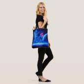 Galactische Oase: Blauwe Nebula Stellar Landschap Tote Bag (Op model)
