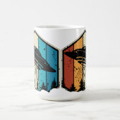 Galactische omkering: UFO zweeft boven retro bos Koffiemok (Center)