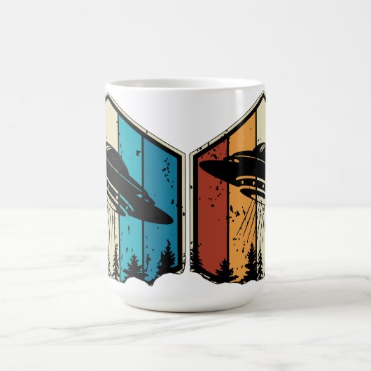 Galactische omkering: UFO zweeft boven retro bos Koffiemok (Center)