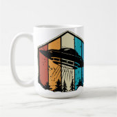 Galactische omkering: UFO zweeft boven retro bos Koffiemok (Links)