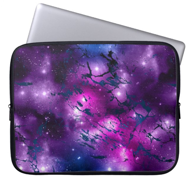 Galaxy Glow | Cosmic Blue Paars en roze marmer Laptop Sleeve (Voorkant)