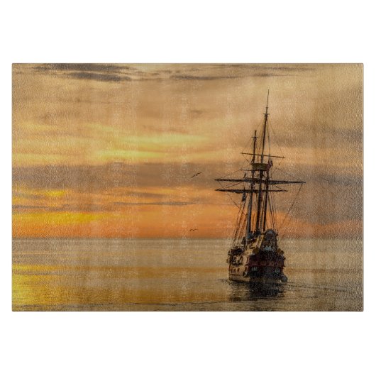 Galeischip onder zeil op een rustige zee snijplank (Voorkant)