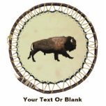 Galloping Bison Fotobeeldje Magneet<br><div class="desc">Op de huidzijde van een bever-pelt die op een moerashoepel is uitgerekt, wordt een galoppingbizon geschilderd. De bizon (Bison bison), het grootste landzoogdier in Noord-Amerika, wordt beschouwd als een sleutelsoort: ze roamden ooit het continent in grote kuddes, en hun graasdruk hielp bij het vormgeven van de ecologie van de Grote...</div>