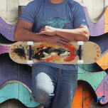 Galloping Witte Paard in Sunset Glory, Retro Wild Persoonlijk Skateboard<br><div class="desc">Dit prachtige skateboardontwerp heeft een krachtig wit paard dat naar voren galoppeert tegen een gloeiende achtergrond van zonsondergang. Het kunstwerk belichaamt vrijheid, energie en een ongetemde geest, met behulp van een rijk palet van zandbeige, intense rode en schaduwrijke details. Geïnspireerd door de esthetiek van de reisposter uit de jaren vijftig,...</div>