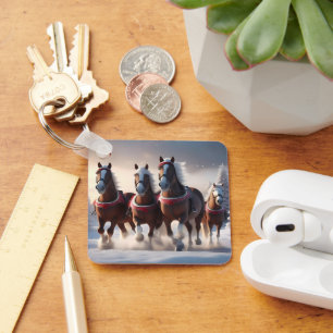 Galopperen door de sneeuw: magische paarden van de sleutelhanger