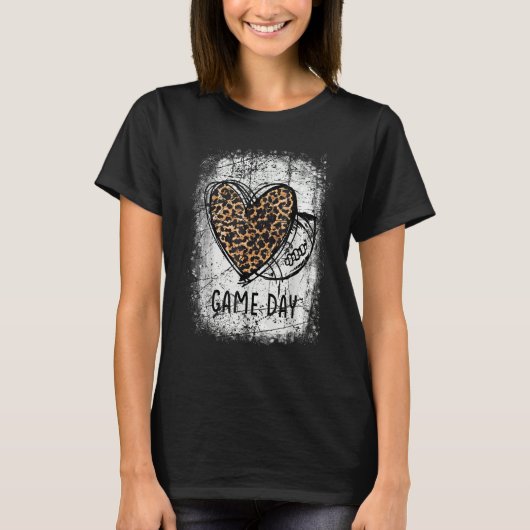 game day with leopard heart football  mom bleached t-shirt (Voorkant)