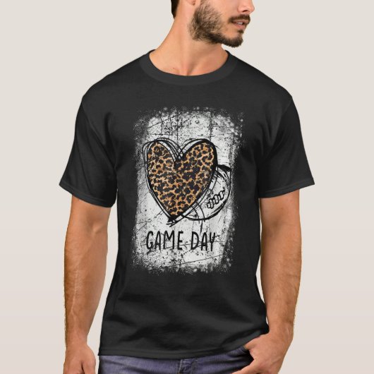 game day with leopard heart football  mom bleached t-shirt (Voorkant)