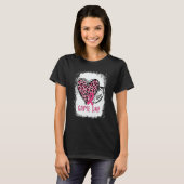 Game Day With Leopard Heart Football  Mom T-shirt (Voorkant volledig)