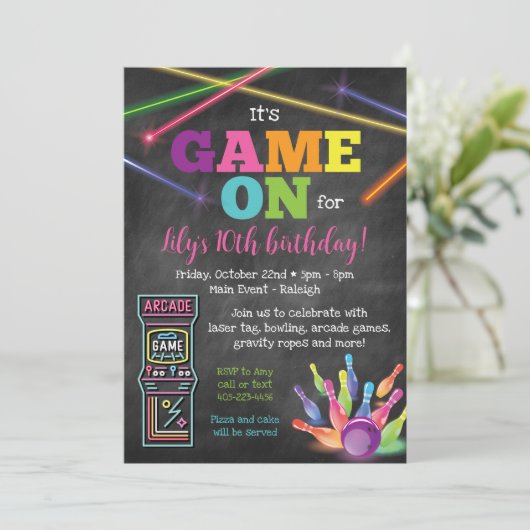 Game On Arcade Pizza Feest Chalkboard Uitnodiging (Staand voorkant)